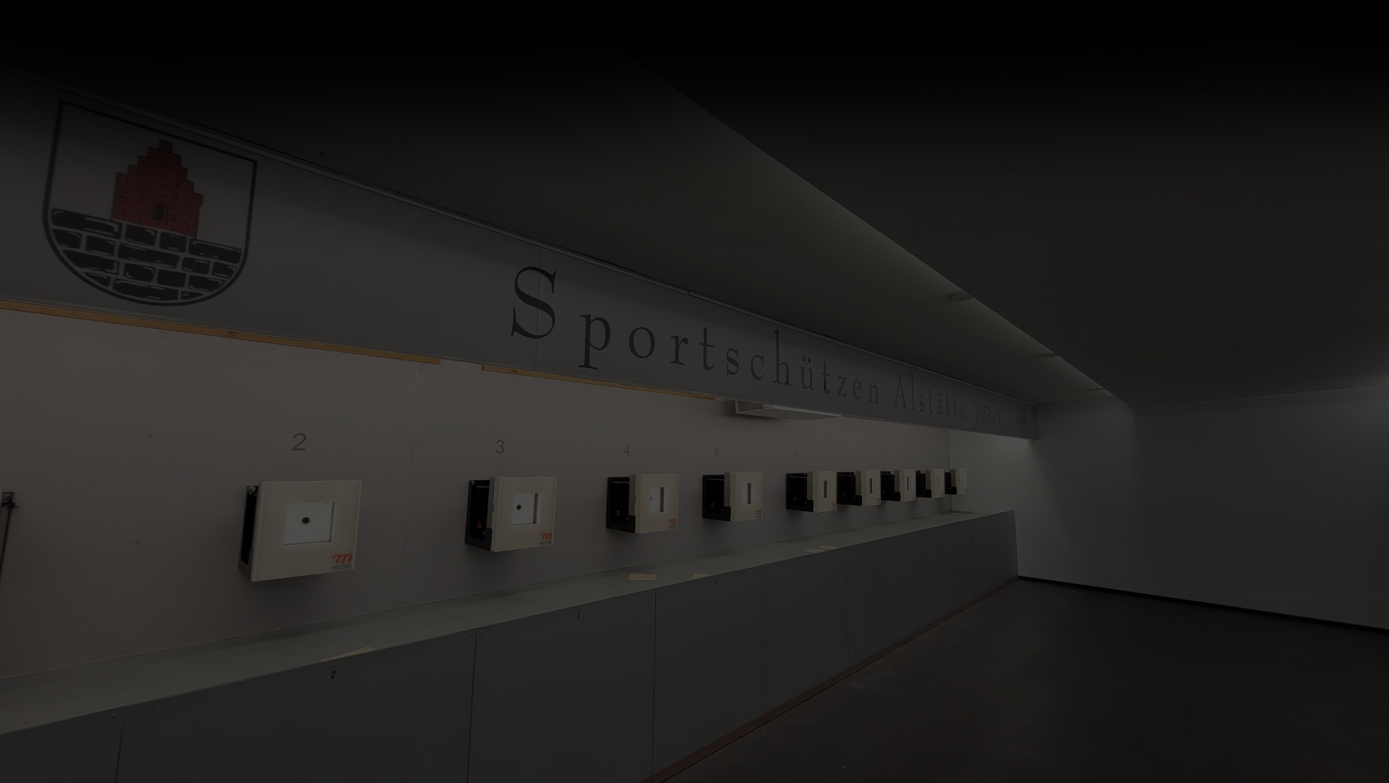 Mehrere Zielscheiben nebeneinander an der Wand. Auf dem Bild liegt eine schwarze transparente Fläche