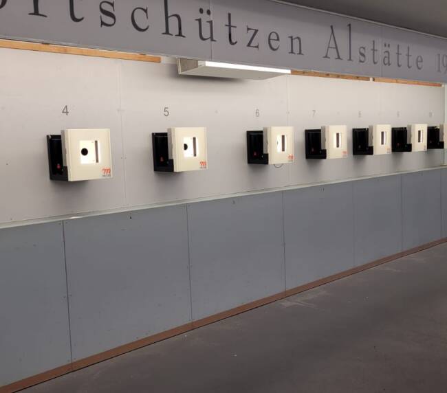 Mehrere Zielscheiben an eine Wand